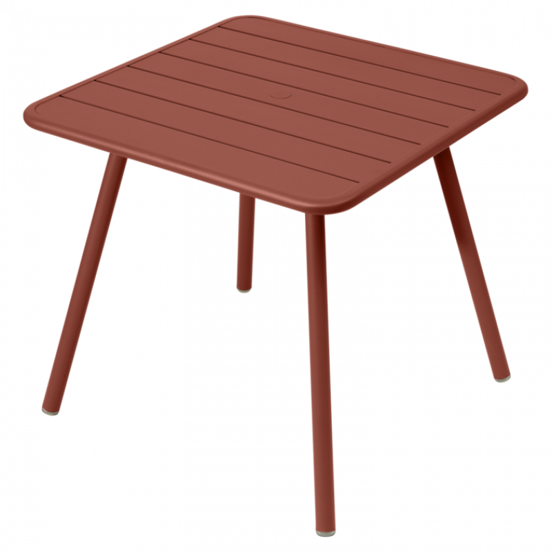 Quadratischer, roter Fermob Luxembourg Outdoor Tisch mit Vierfußgestell für Garten und Terrasse.